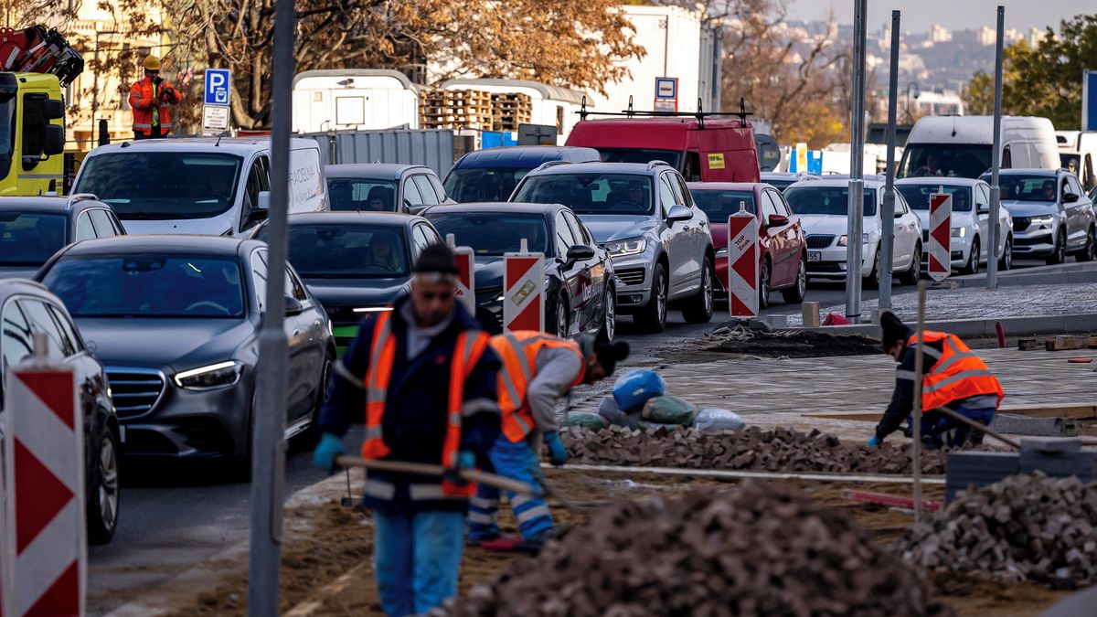 FOTO: Praha stála v kolonách. Kolaps dopravy před prodlouženým víkendem